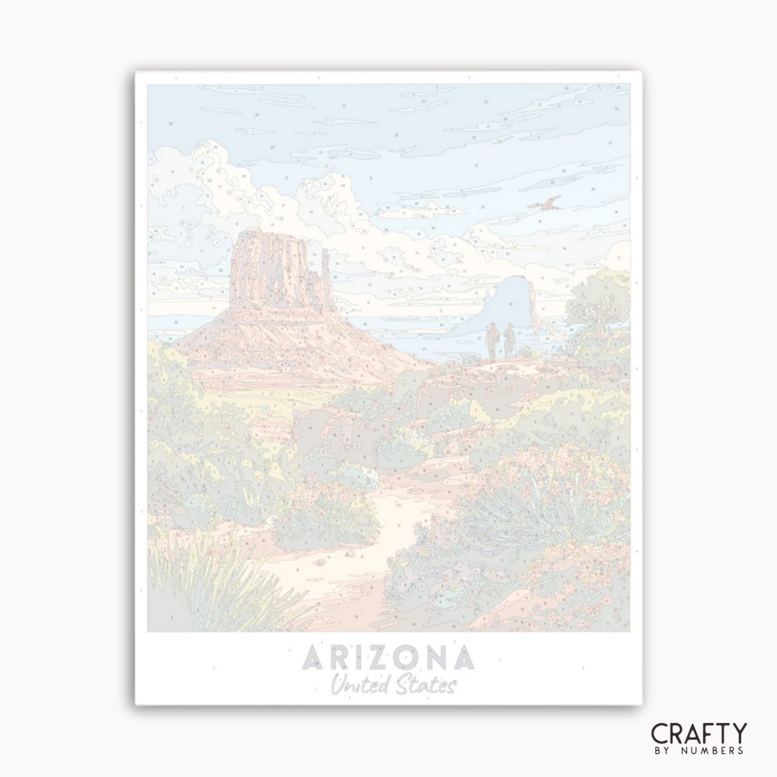 Gerahmtes Kunstwerk einer Wüstenlandschaft mit Bergen, mit den Texten „Arizona, Vereinigte Staaten“ und „Crafty by Numbers“.