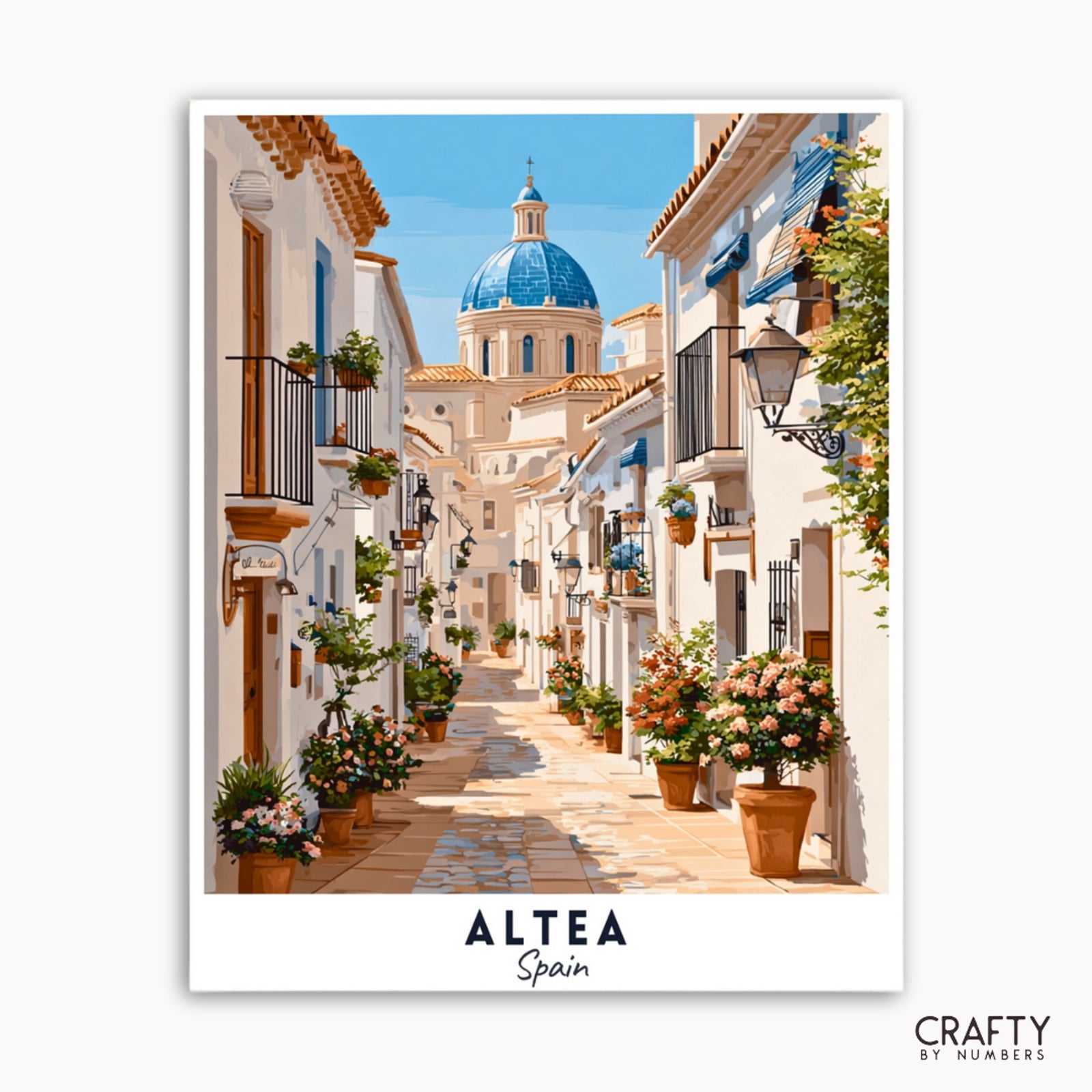 Straßenszene in Altea, Spanien mit weißen Gebäuden und einer blauen Kuppel.