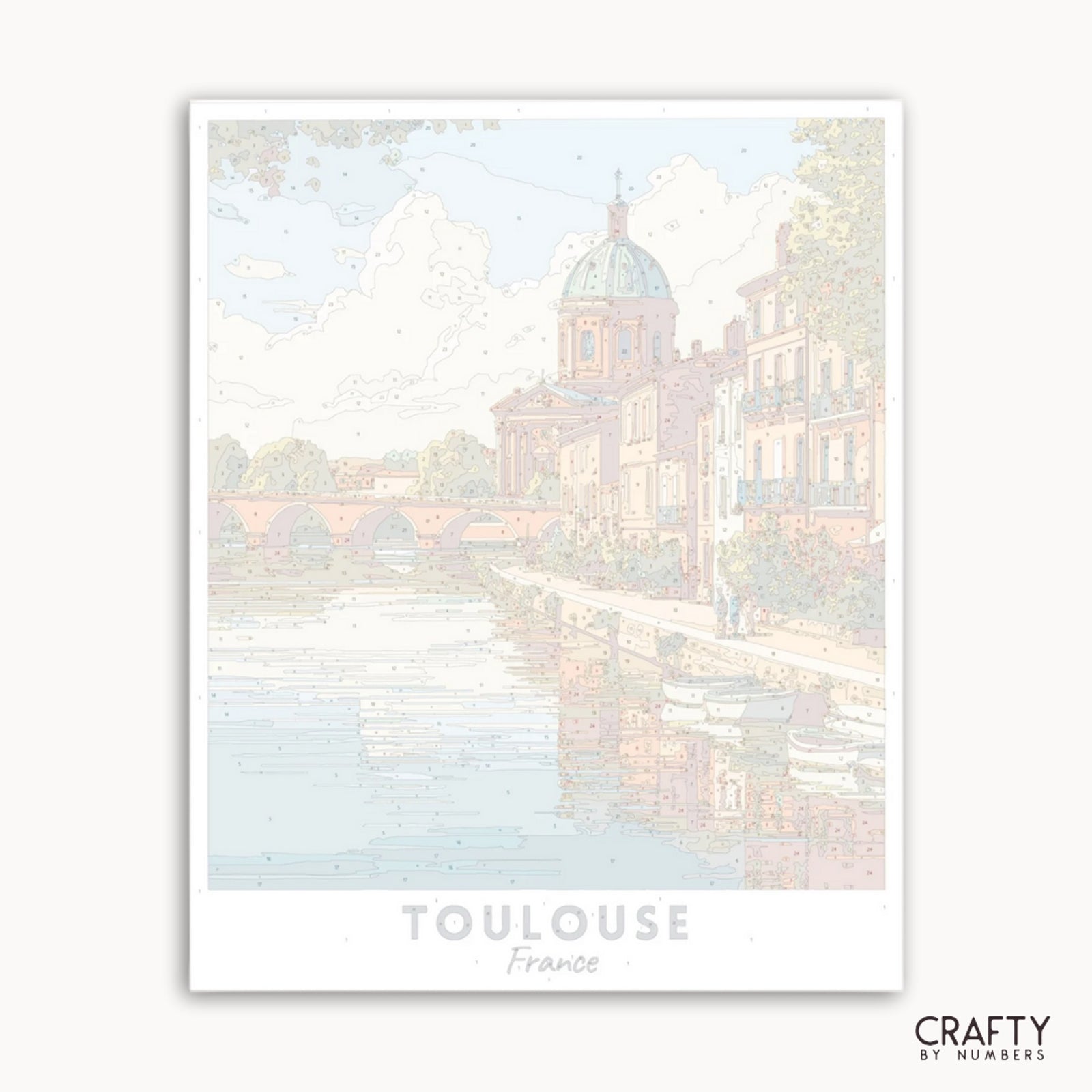 Obra de arte enmarcada de un paisaje urbano con un río y edificios, con la etiqueta "Toulouse, Francia", de Crafty by Numbers.
