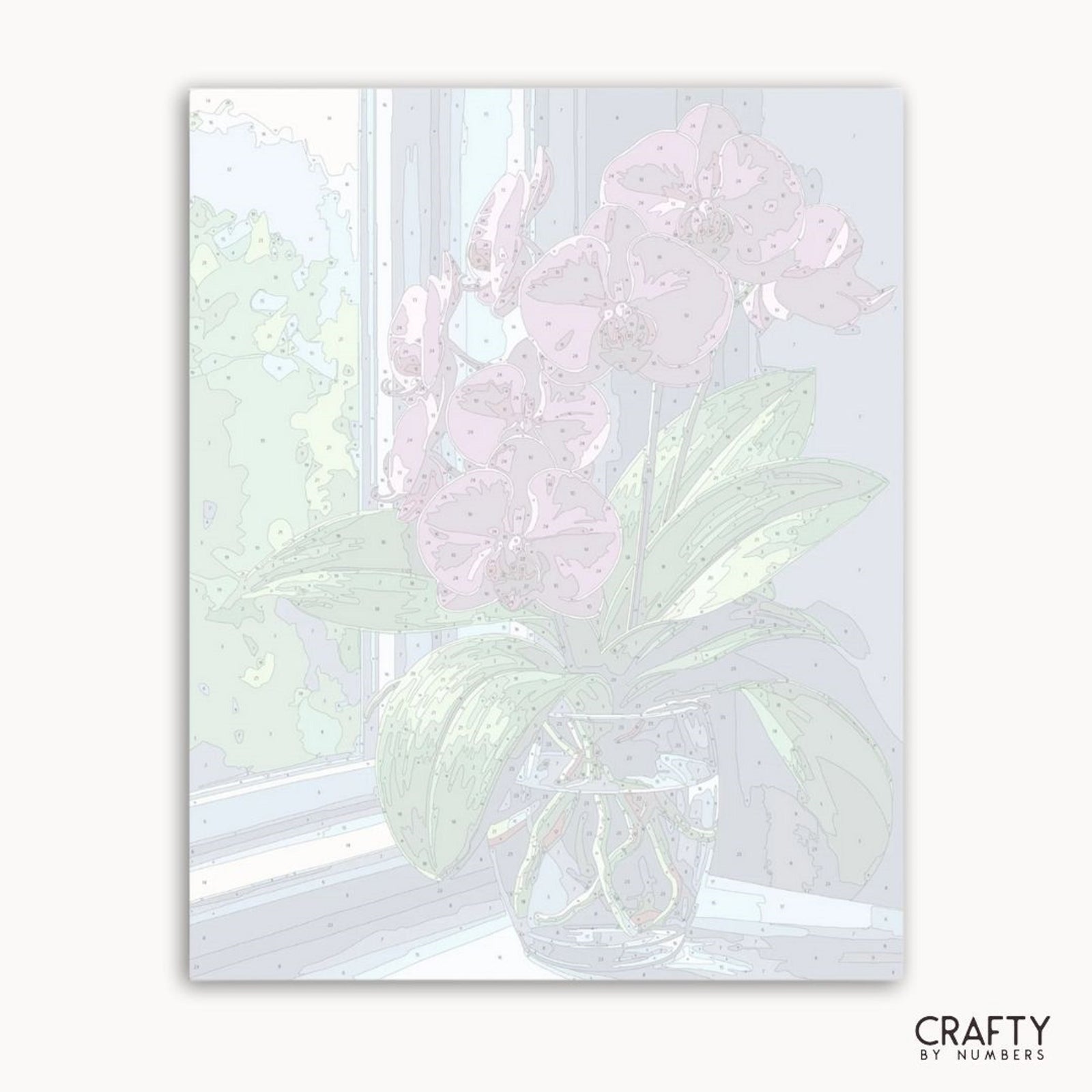 Schillernde Glasvase mit Blumen auf weißem Hintergrund, mit der Marke „Crafty by Numbers“.