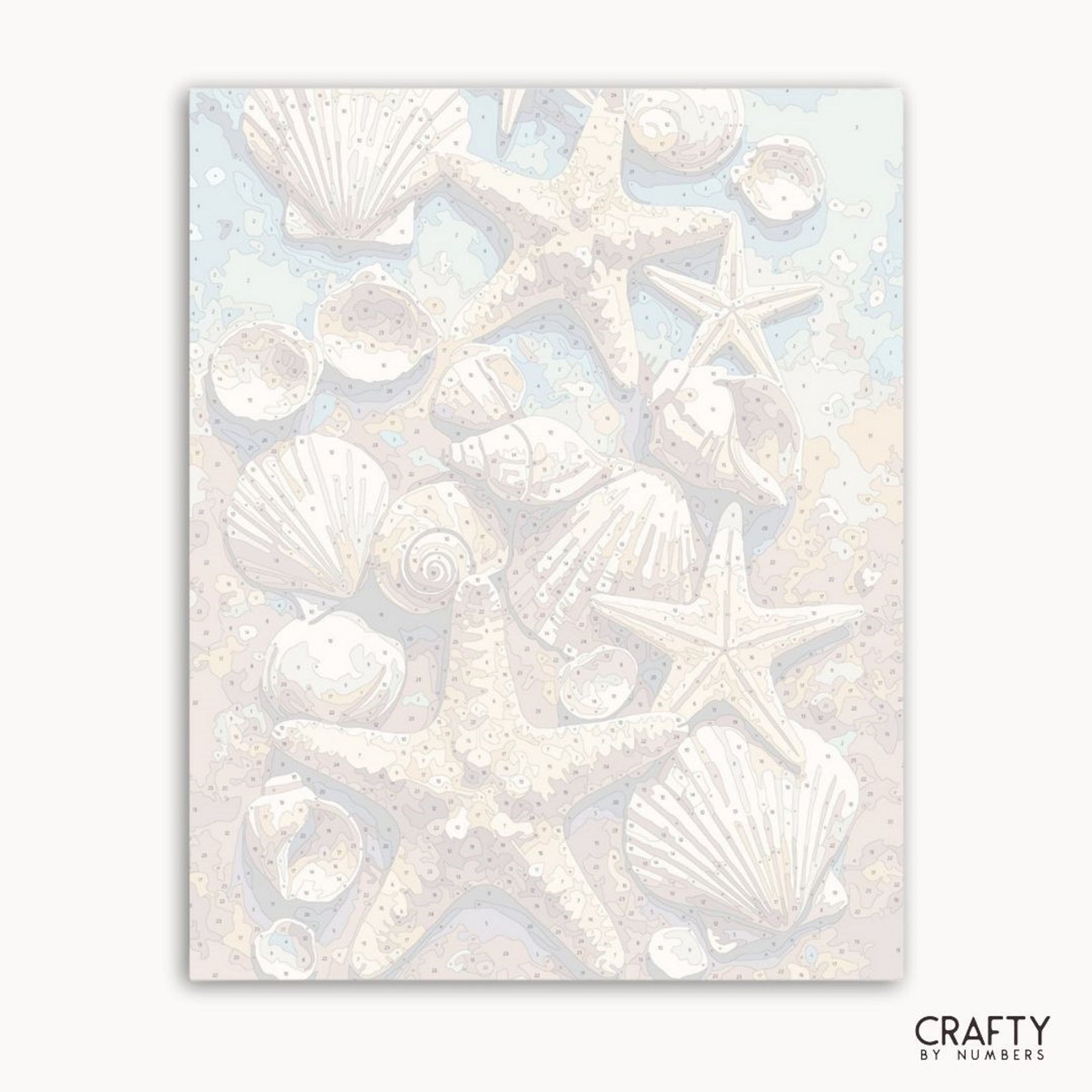 Schillerndes Muschel- und Seesternmuster auf hellblauem Hintergrund mit „Crafty by Numbers“-Branding.
