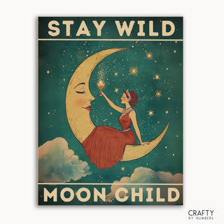 Un kit de pintura por números con un diseño de inspiración vintage que presenta una figura sentada sobre una luna creciente con un vaso, rodeada de estrellas y un cielo nocturno, con el texto 'STAY WILD MOON CHILD'.