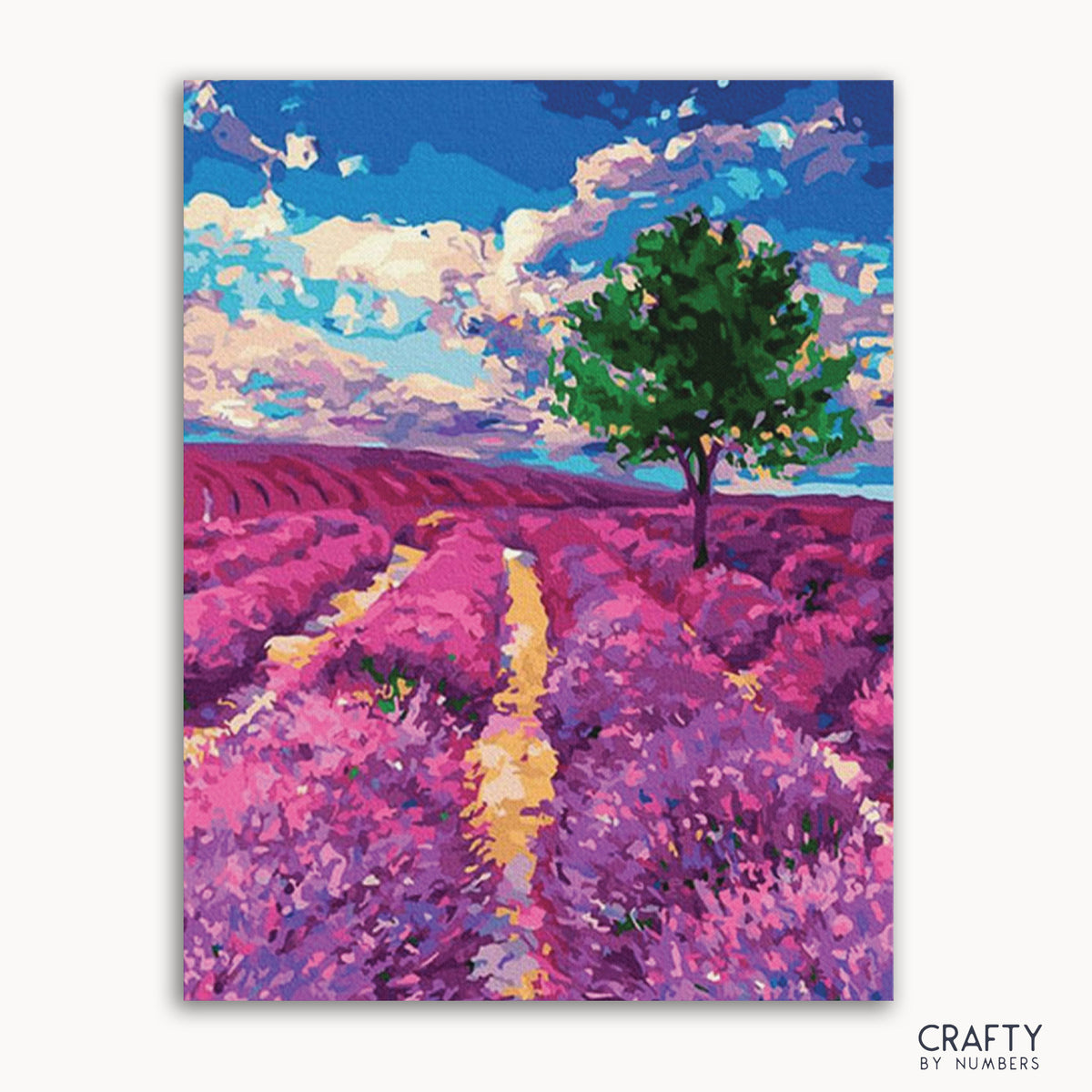Ein Gemälde eines Feldes mit violetten Lavendelreihen und einem Baum in der Mitte, mit blauem Himmel und weißen Wolken.