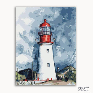 Ein Malen-nach-Zahlen-Set, das eine abstrakte Leuchtturmszene mit einem rot-weißen Leuchtturm vor einem blauen Himmel mit weißen Wolken zeigt.