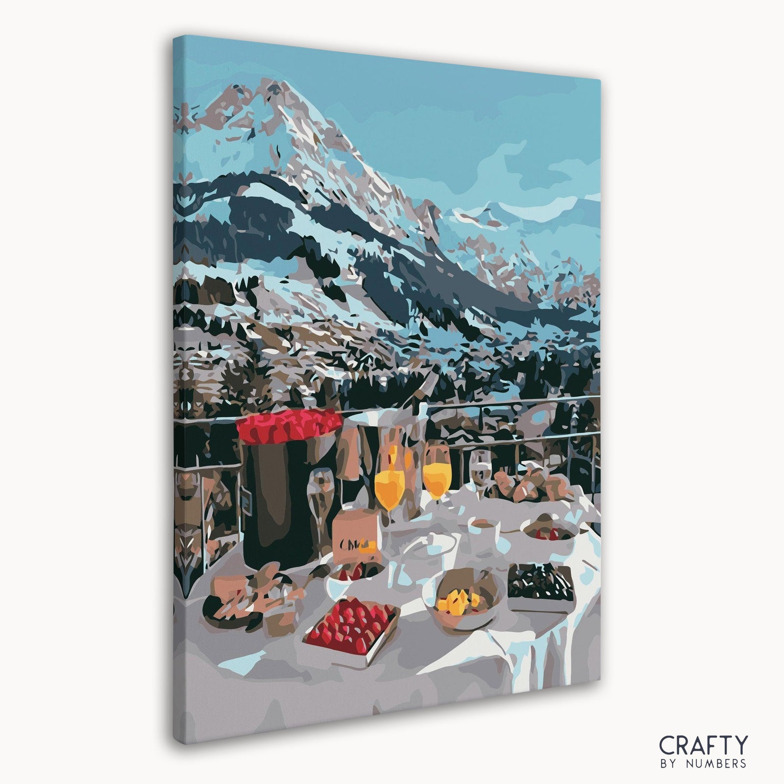 Frische Croissants und Marmelade mit verschneiten Alpen im Hintergrund