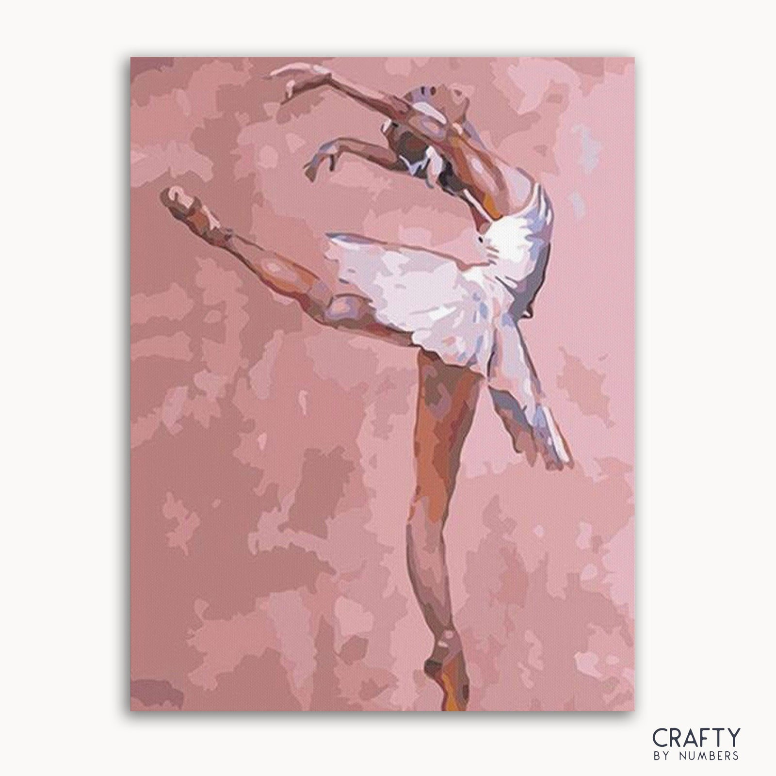 Ein Malen-nach-Zahlen-Set, das eine Balletttänzerin in einem weißen Outfit vor einem rosa Hintergrund zeigt, wobei die Marke „CRAFTY BY NUMBERS“ sichtbar ist.
