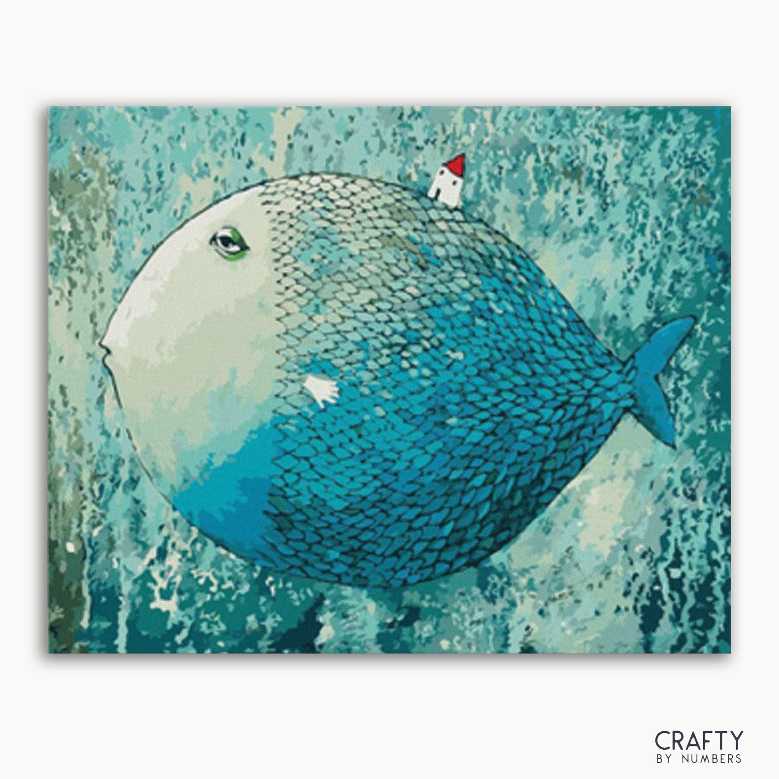 Une image de kit de peinture par numéros représentant un gros poisson avec des écailles bleues et vertes sur une toile encadrée.