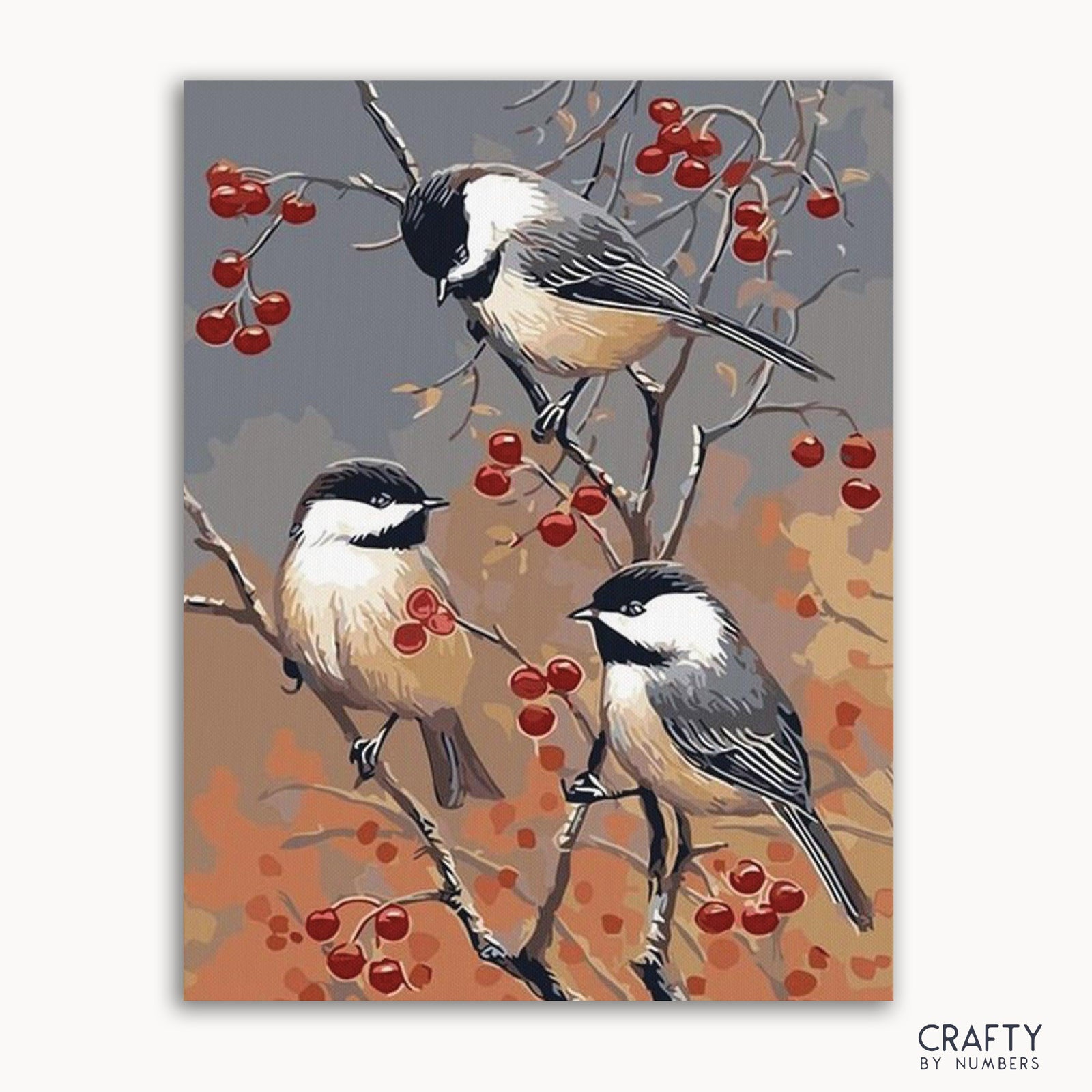 Une image de kit de peinture par numéros représentant trois oiseaux perchés sur des branches avec des fruits rouges, avec un guide des couleurs en bas.