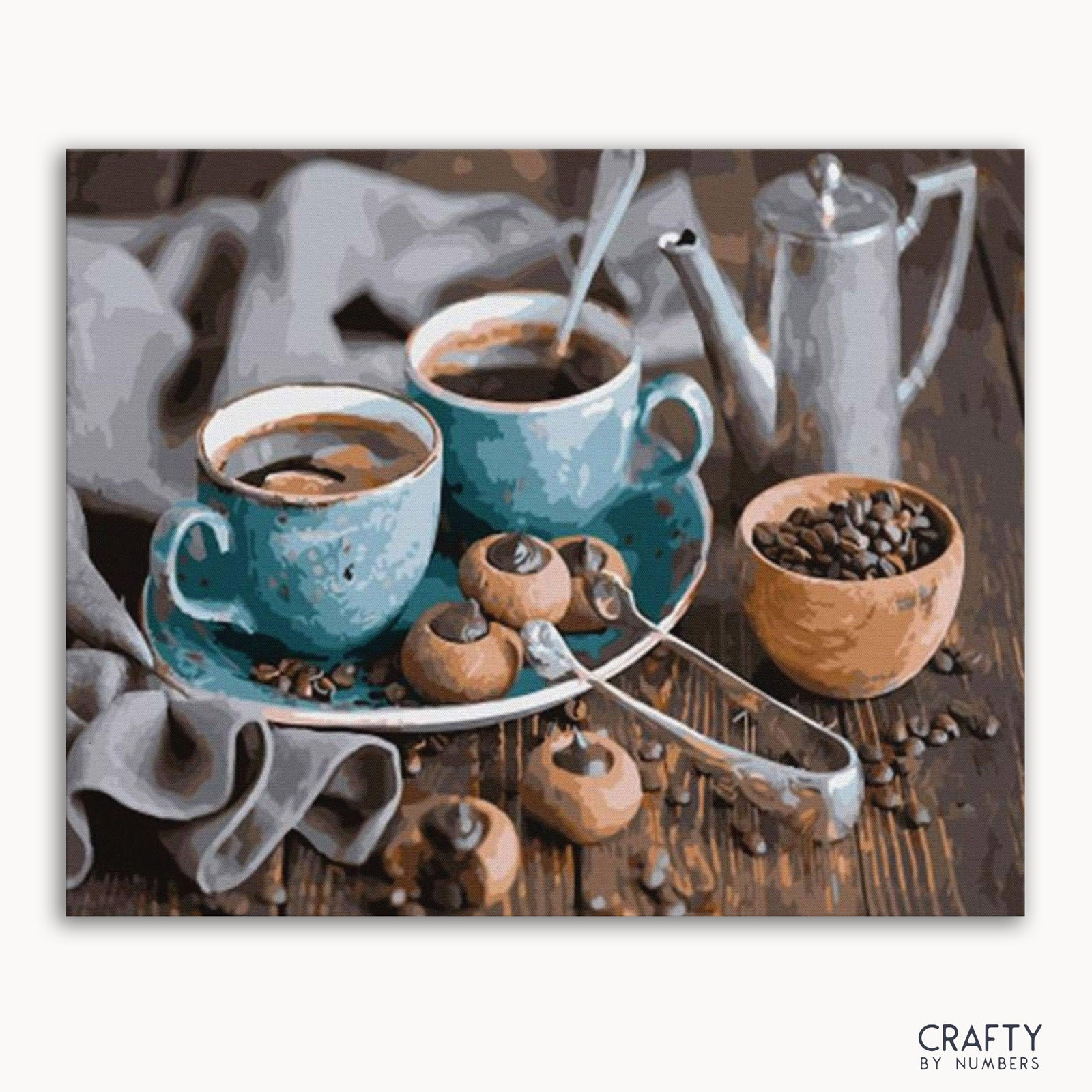 Imagen de un kit de pintura por números que muestra dos tazas de café, galletas y granos de café sobre una superficie de madera.