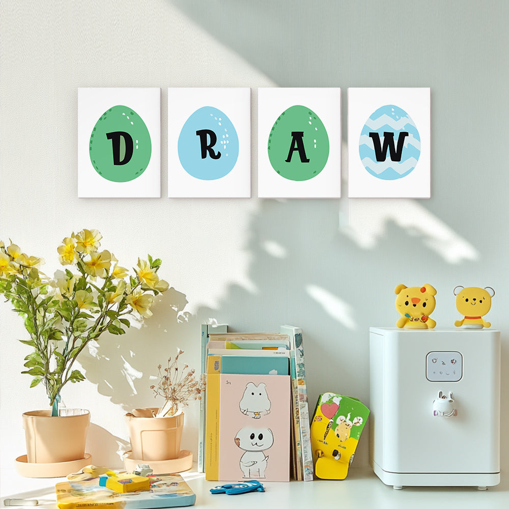 Dekorative Wandkunst mit den Buchstaben „DRAW“ über einem Regal mit Büchern und Spielzeug.