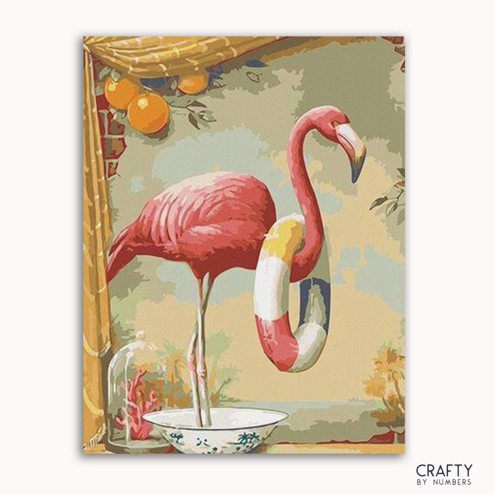 Imagen de un kit de pintura por números que muestra un flamenco rosado con un paraguas blanco y amarillo parado sobre un cuenco, con un fondo que incluye follaje verde y una estructura similar a un bambú.