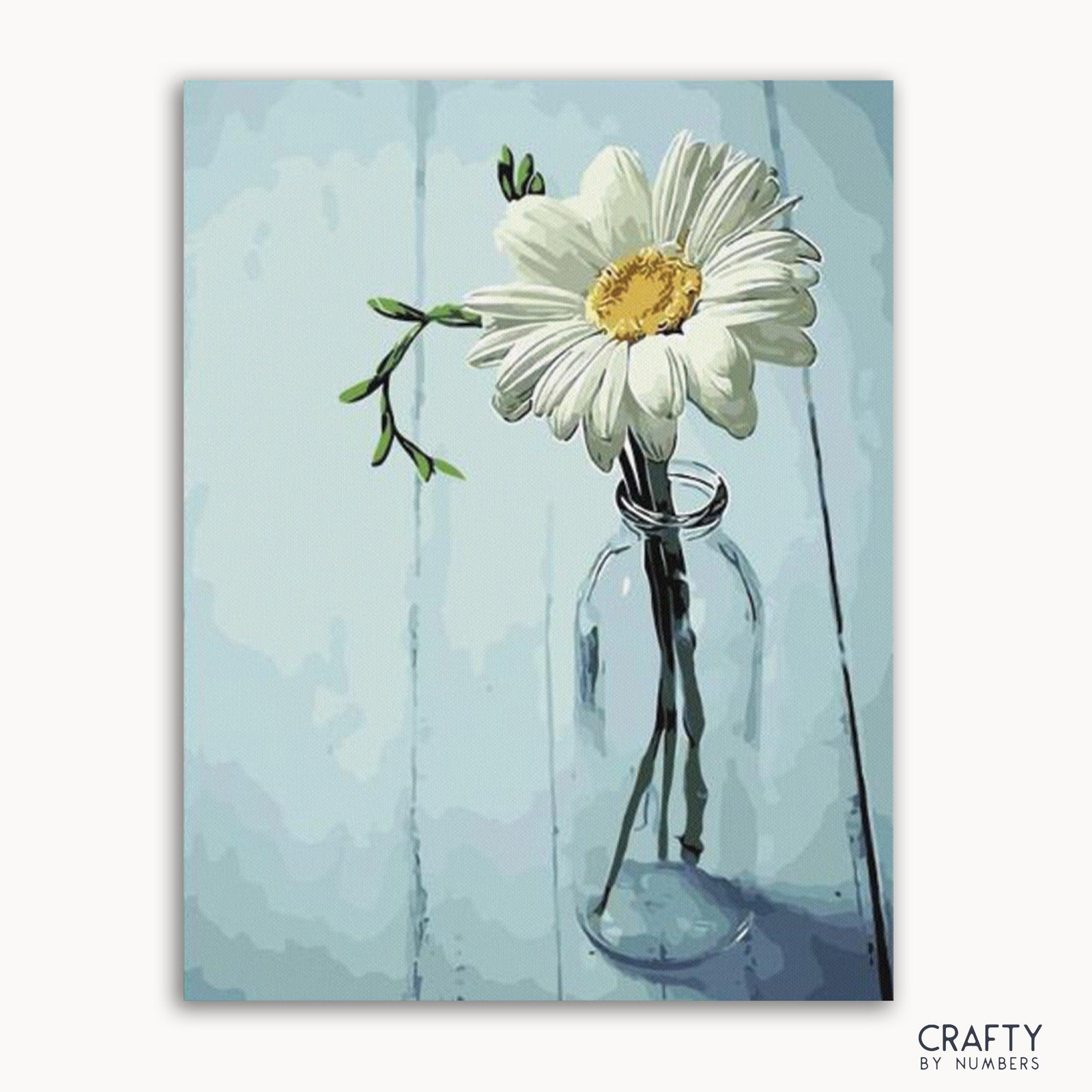 Imagen de un kit de pintura por números que presenta una flor blanca en una botella transparente con un fondo azul.