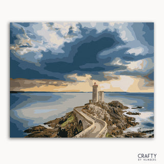 Imagen de un kit de pintura por números que muestra un faro al atardecer con agua azul y un cielo espectacular.