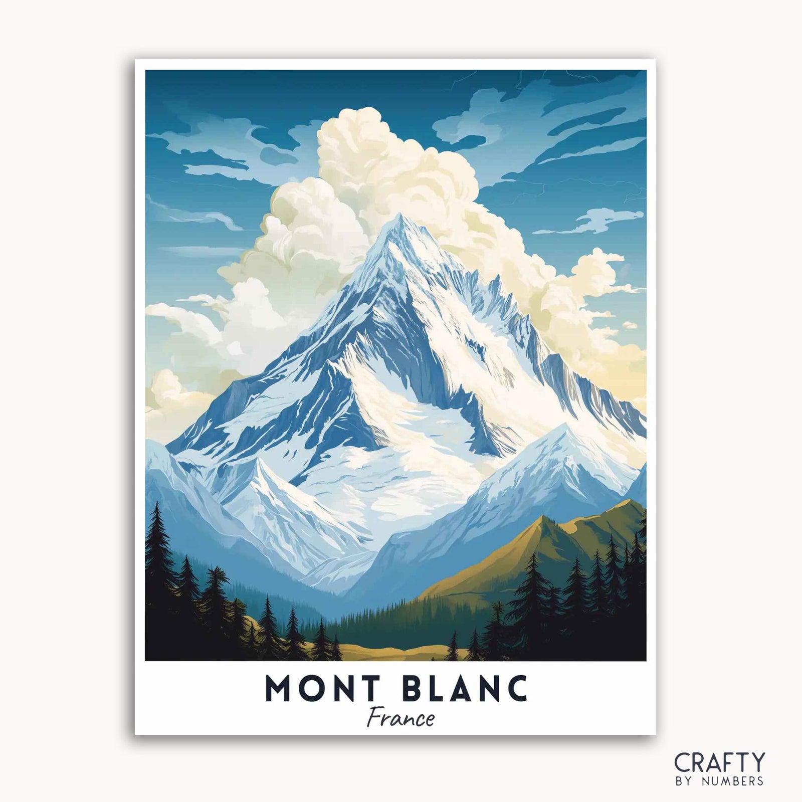 Ein Reiseplakat, das den Mont Blanc, einen schneebedeckten Berg, mit blauem Himmel und weißen Wolken zeigt. Das Poster zeigt einen grünen Vordergrund mit Bäumen und der Bergkette im Hintergrund.