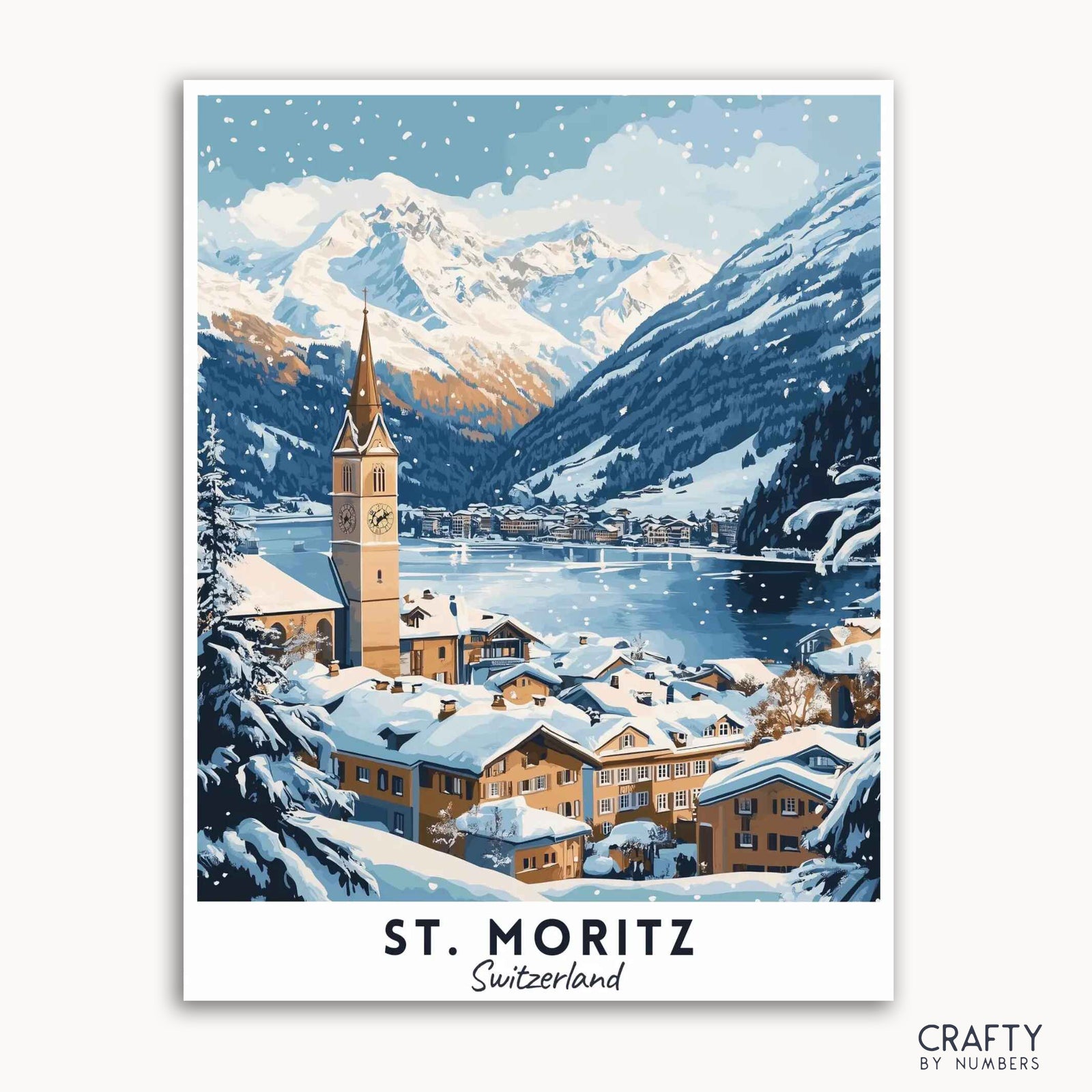 Ein Reiseplakat, das ein schneebedecktes St. Moritzer Dorf mit einem markanten Glockenturm zeigt, umgeben von Bergen und einem See, unter einem blauen Himmel mit Schneeflocken.