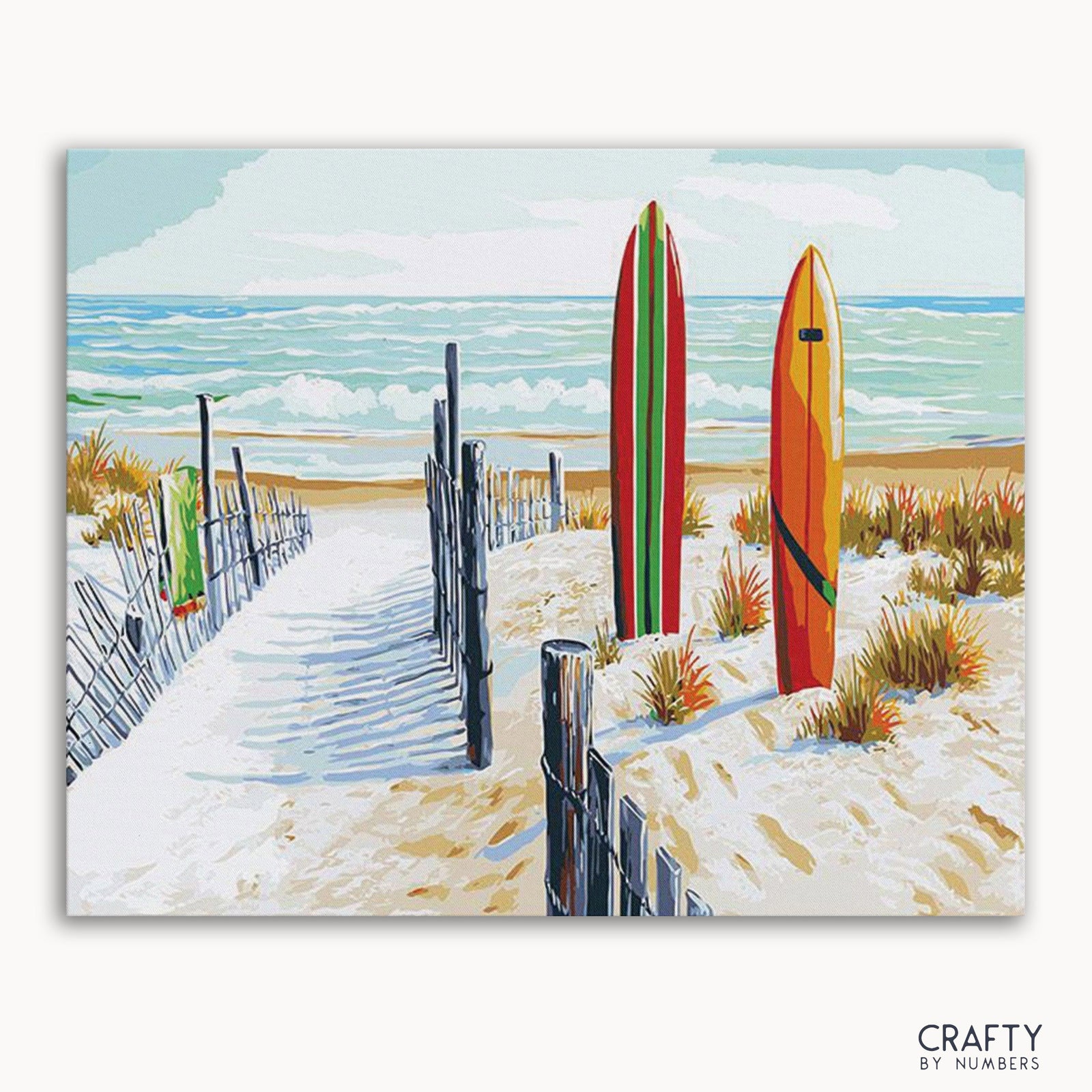 Imagen de un kit de pintura por números que muestra tablas de surf en una playa con olas del océano de fondo.