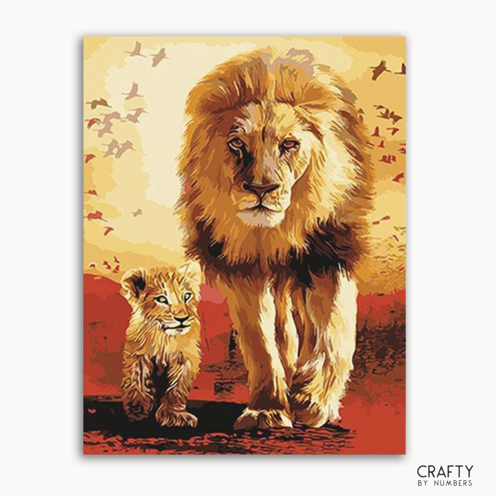 Un kit de peinture par numéros représentant un lion et un lionceau avec un fond de couleur chaude et des oiseaux en vol.