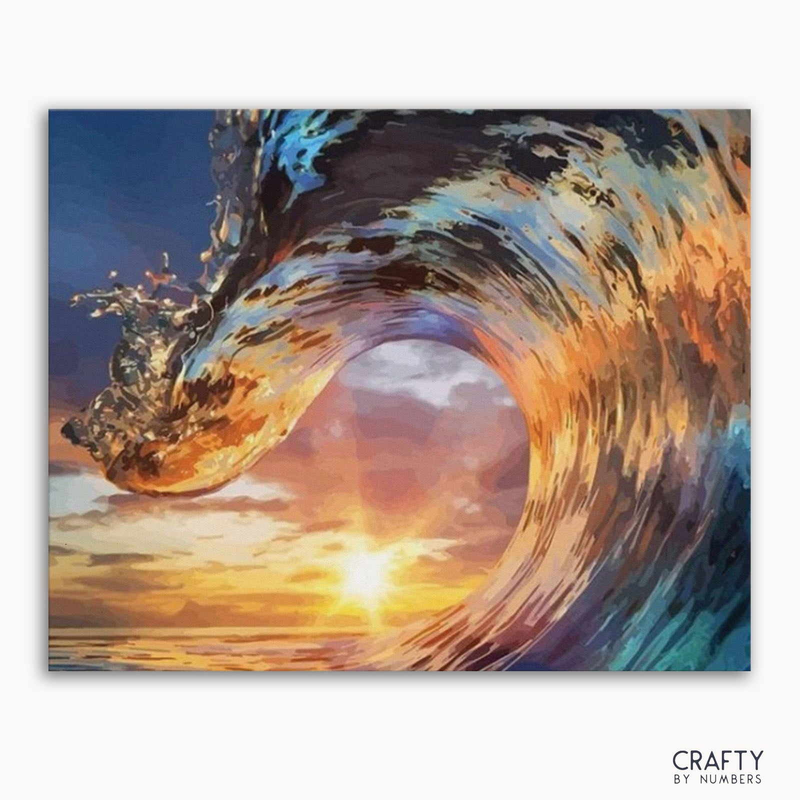 Une image de kit de peinture par numéros comportant une représentation artistique de vagues et d'un coucher de soleil.