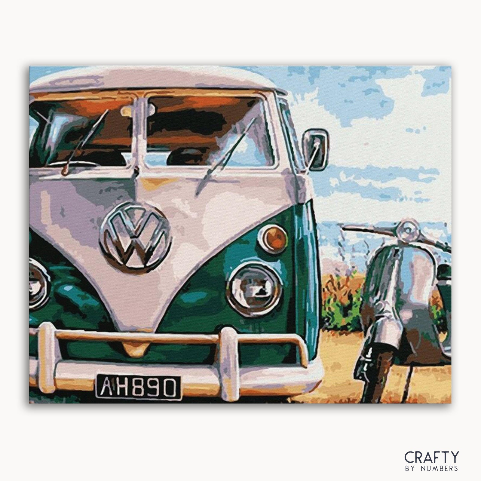 Un kit de peinture par numéros représentant une camionnette Volkswagen verte et blanche avec un scooter devant, sur fond de route et de ciel.