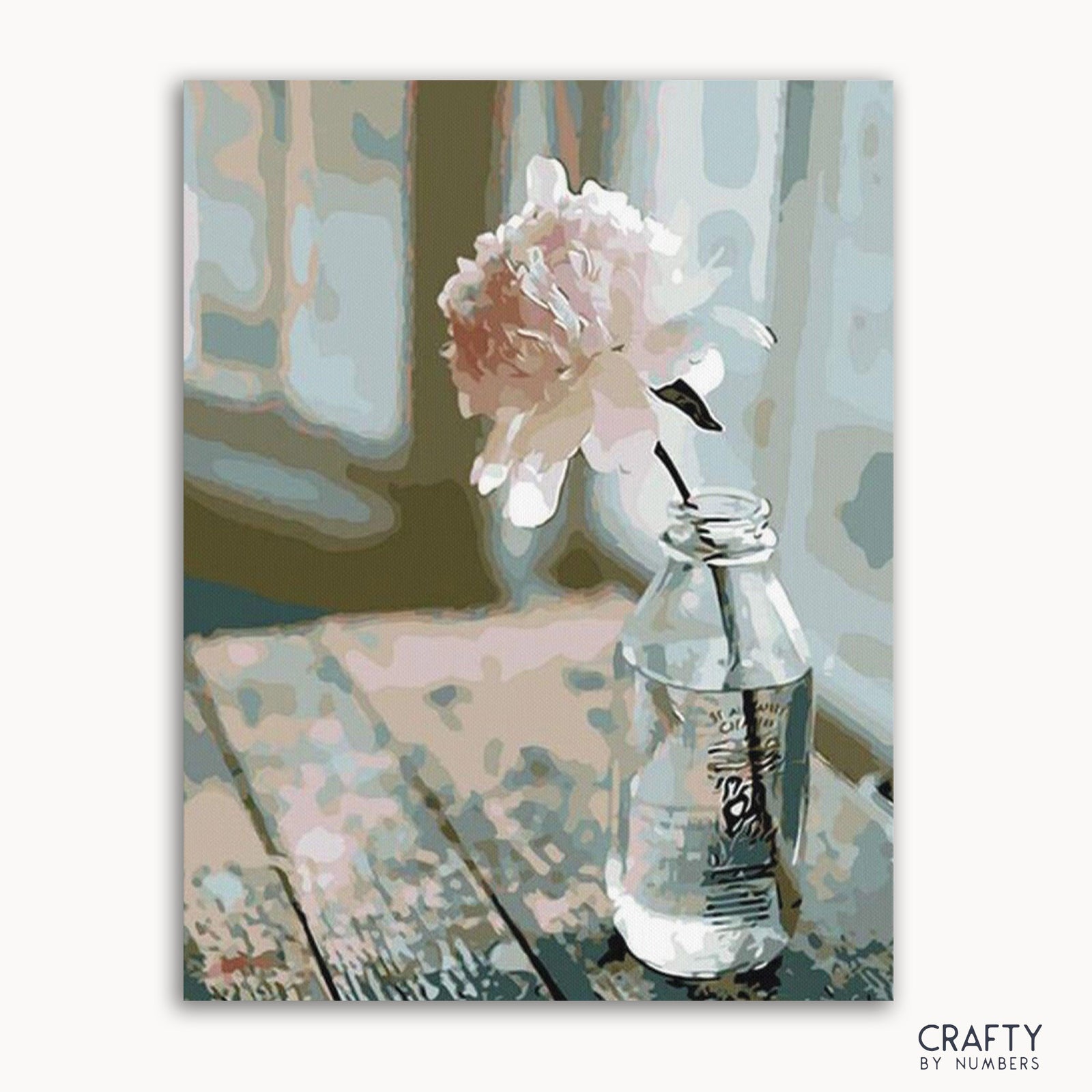 Ein Bild aus dem Malen-nach-Zahlen-Set mit einer weißen Blume in einer durchsichtigen Vase auf einer Holzoberfläche mit unscharfem Hintergrund.