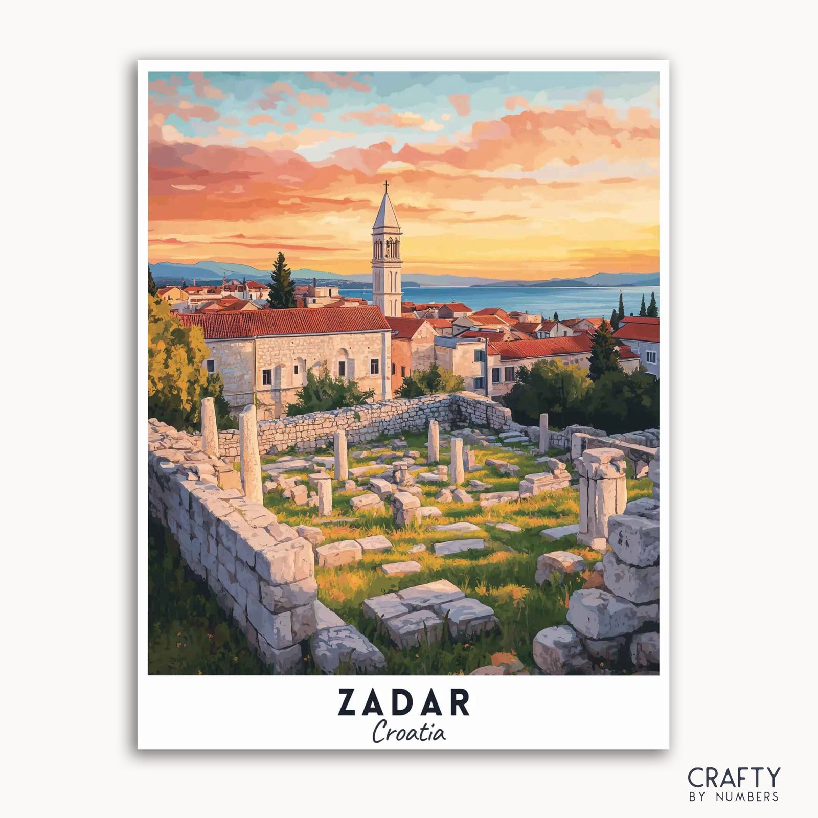 Ein Reiseplakat, das die antiken römischen Ruinen und einen Glockenturm in Zadar, Kroatien, mit einem malerischen Sonnenuntergang über der Adria im Hintergrund zeigt. Wunderschönes Malen-nach-Zahlen-Reiseplakat.