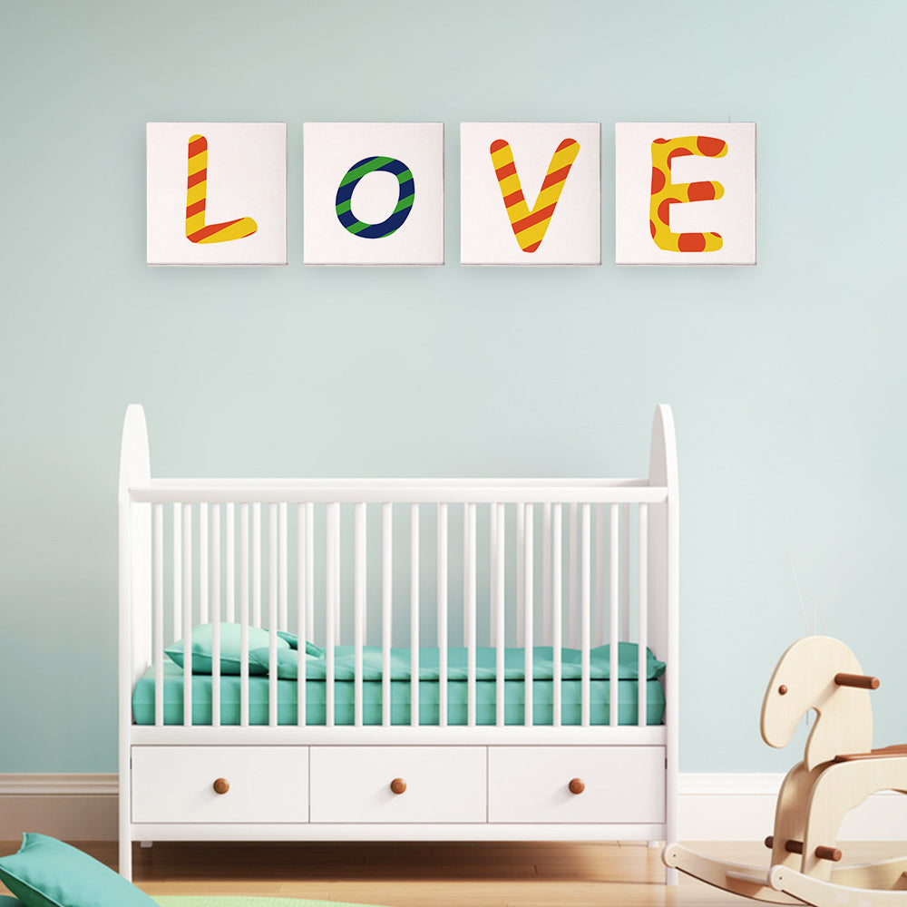 Enfant tenant fièrement une toile de lettres de l'alphabet Zigzag Zest finie présentant des motifs en zigzag lumineux et des couleurs vives