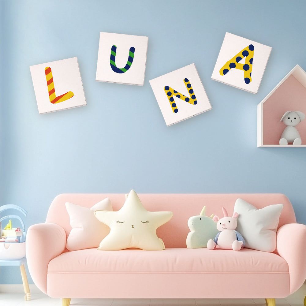 Vue de dessus du contenu du kit Zigzag Zest Alphabet, comprenant des toiles, des peintures numérotées, des pinceaux et un guide de peinture, la lettre LUNA