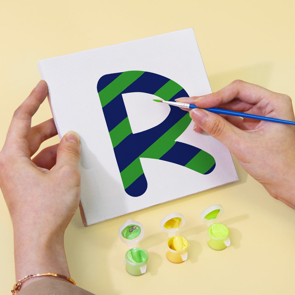 Boîte d'emballage du kit de peinture par numéros Zigzag Zest Alphabet comprenant des illustrations de lettres en zigzag colorées et la marque du produit